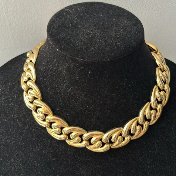 Stunning Gold Tone Fancy link 17” Collar Statement necklace 3/4” wide